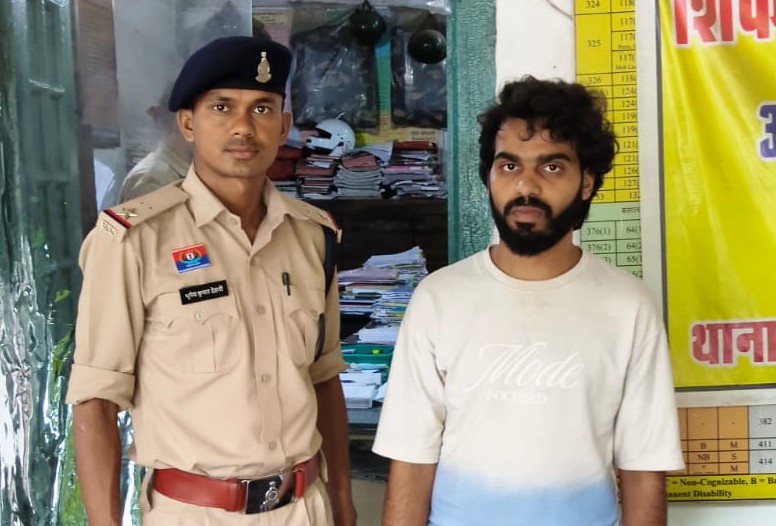 रेलवे स्टेशन से दबोचा गया हत्या के प्रयास का फरार आरोपी, ब्लेड और स्कूटी बरामद