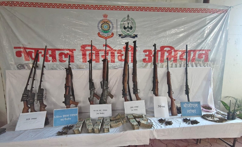 नारायणपुर पुलिस की बड़ी सफलता : जंगल में छिपा था खजाना ! नक्सलियों का गुप्त डंप उजागर, भारी विस्फोटक सामग्री से मचा हड़कंप, 24 लाख नकद और घातक हथियारों का जखीरा बरामद.