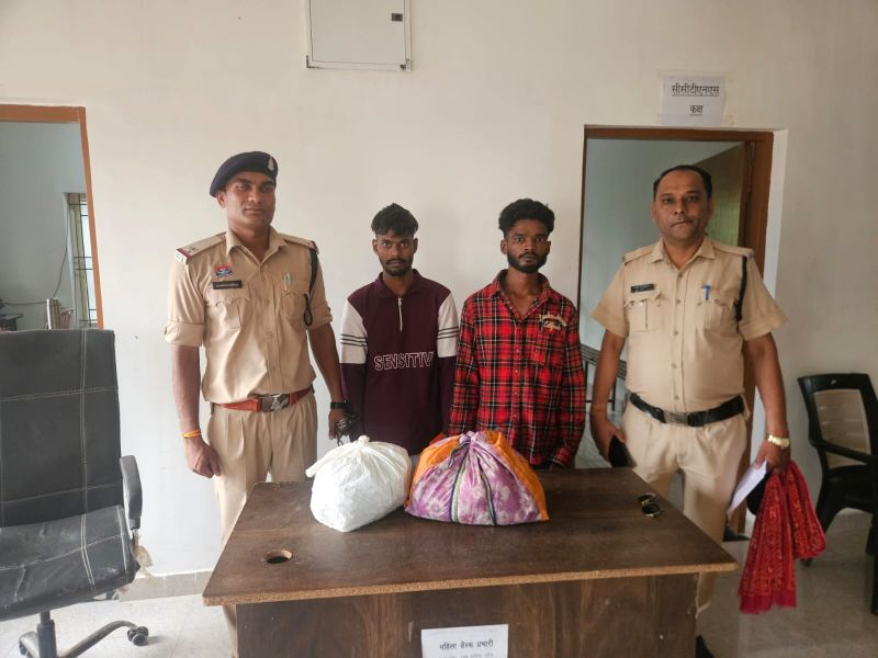 गांजे की पुड़िया बेचने की फिराक में थे तस्कर, पुलिस ने घेराबंदी कर दबोचा; 3 किलो गांजा और नकदी बरामद