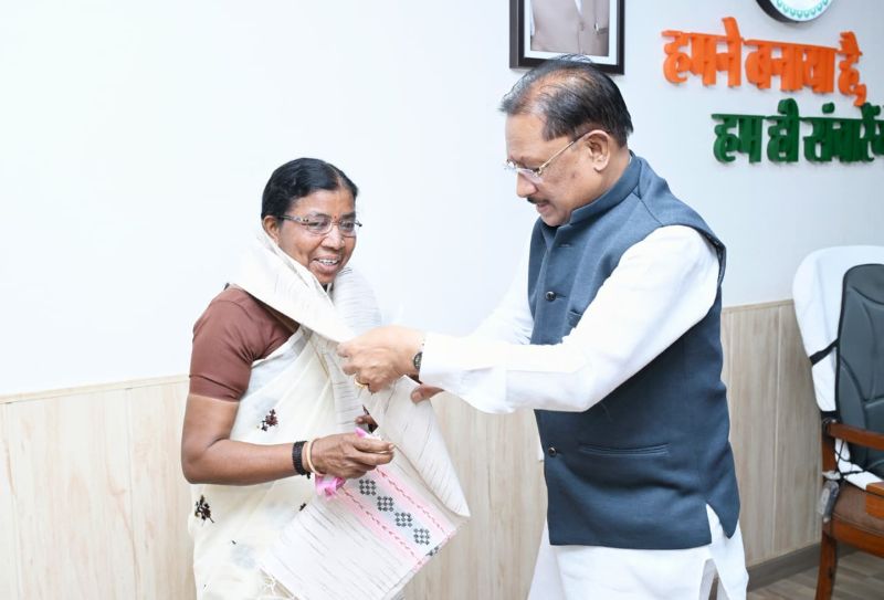 मुख्यमंत्री विष्णुदेव साय से पद्मश्री डॉ. बुधरी ताती की मुलाकात, जनजातीय संस्कृति संरक्षण और महिला सशक्तिकरण में योगदान को मिला सम्मान