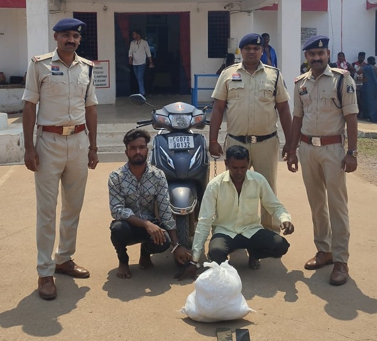 नशे के कारोबार पर पुलिस का बड़ा प्रहार: 3 किलो से ज्यादा गांजा के साथ दो तस्कर गिरफ्तार, ₹2.40 लाख की जब्ती