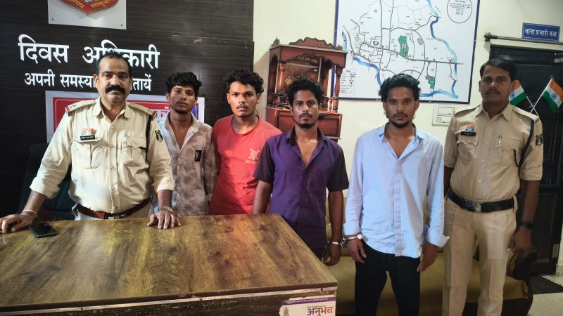 आधी रात तलवार लेकर घर में घुसे बदमाश, खून-खराबे के बाद 4 गिरफ्तार