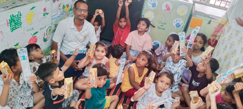 केक, फल और प्यार का अनमोल तोहफा, सरकारी कर्मचारियों का जन्मदिन अब बच्चों की खुशियों के नाम
