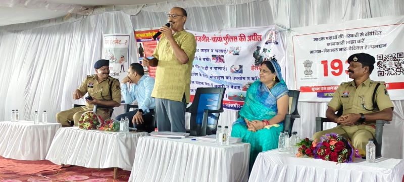 ‘एक हेलमेट पति के नाम’ अभियान की गूंज: रात में गांव पहुंचे SP, महिला कमांडो के जज्बे को किया सलाम