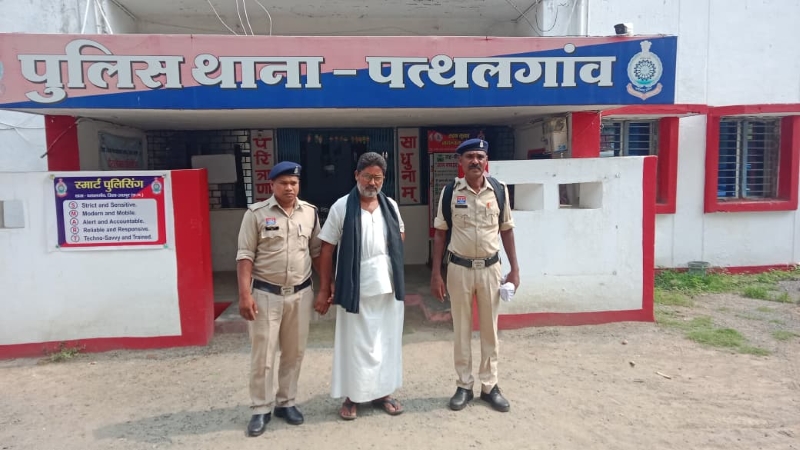 जशपुर पुलिस का नशे के कारोबार पर बड़ा प्रहार : 27 लीटर से अधिक अवैध शराब के साथ बाइक भी जब्त, आरोपी गिरफ्तार कर भेजा गया जेल.