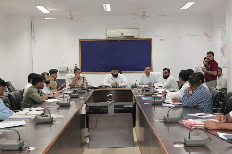 अब आयरन केज व्हील वाले ट्रैक्टरों पर भी शिकंजा: सड़क सुरक्षा को लेकर कलेक्टर ने दिए सख्त निर्देश