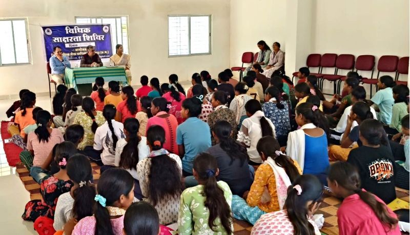 जागरूक बनें, सुरक्षित रहें! जशपुर के विधिक साक्षरता शिविर में छात्राओं को कानून, महिला सुरक्षा और साइबर अपराध से बचाव का मिला मंत्र