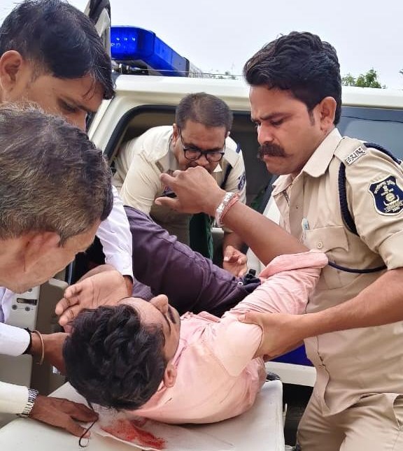 मौत से जंग जीत गया युवक! डायल 112 की फुर्ती से सड़क हादसे में बची जान