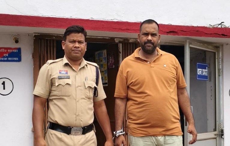 सोशल मीडिया पर करोड़ों के सपने दिखाकर ठगी! दोना-पत्तल मशीन के नाम पर लाखों हड़पने वाला गिरफ्तार
