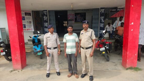 ‘ऑपरेशन क्लीन हंट’ में पुलिस की बड़ी सफलता : पुलिस टीम पर हमला और सरकारी वाहन में तोड़फोड़ का 11 साल से फरार आरोपी गांव लौटते ही गिरफ्तार, भेजा गया न्यायिक रिमांड पर जेल !