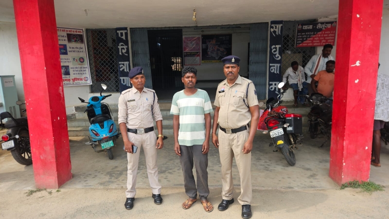 ‘ऑपरेशन क्लीन हंट’ में पुलिस की बड़ी सफलता : पुलिस टीम पर हमला और सरकारी वाहन में तोड़फोड़ का 11 साल से फरार आरोपी गांव लौटते ही गिरफ्तार, भेजा गया न्यायिक रिमांड पर जेल !