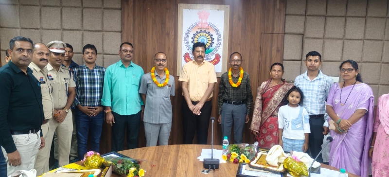 समर्पण और ईमानदारी का सम्मान : सेवानिवृत्त एसआई व आरक्षक का भावभीने समारोह में हुआ सम्मान, 38 साल की शानदार सेवा के बाद एसआई अश्वनी पाण्डेय व आरक्षक रामप्रसाद को सूरजपुर पुलिस ने दी सम्मानजनक विदाई.