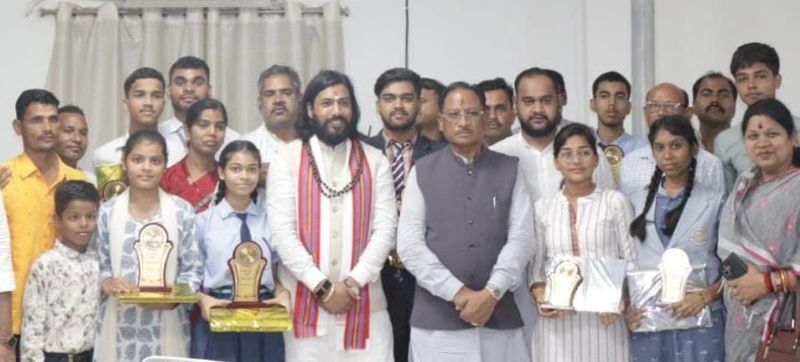 सक्ति में मेधा का सम्मान, मुख्यमंत्री ने टॉपर्स से किया संवाद; उज्ज्वल भविष्य के लिए दिया सफलता का मंत्र
