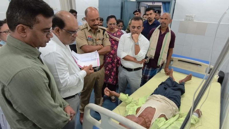 डोंगाकोहरौद आंदोलन के बीच बिगड़ी दो ग्रामीणों की तबीयत, जिला अस्पताल पहुंचे कलेक्टर-एसपी