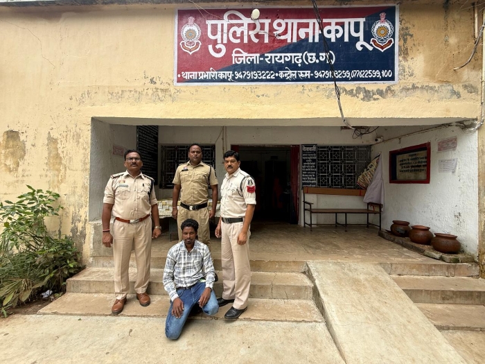 ऑपरेशन क्लीन हंट में कापू पुलिस की बड़ी कामयाबी : तीन माह से पुलिस को चकमा दे रहा था आरोपी, वारदात में इस्तेमाल सब्बल और टंगिया भी बरामद, पत्नी और ससुर पर जानलेवा हमला करने वाला फरार आरोपी गिरफ्तार.