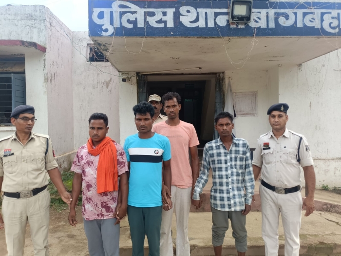 जशपुर पुलिस का बड़ा एक्शन : गौ-वंश वध मामले में चार आरोपी गिरफ्तार, हथियार और दो मोटरसाइकिल भी जब्त, दो फरार आरोपियों की तलाश में जुटी पुलिस.
