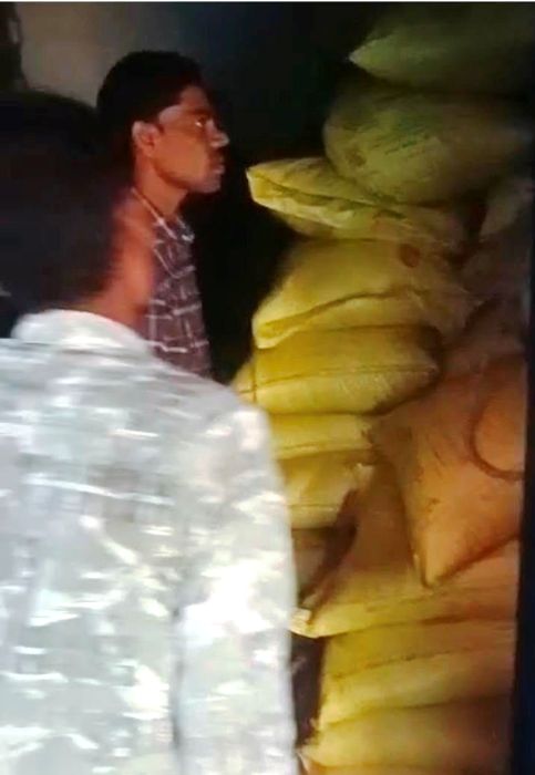 किसानों के हक पर डाका डालने वालों पर शिकंजा, अवैध उर्वरक भंडारण का भंडाफोड़; 275 बोरी यूरिया जब्त, कार्रवाई तेज