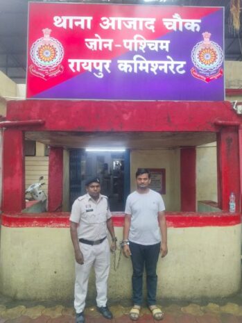रायपुर में फर्जी दस्तावेज बनाने वाले च्वॉइस सेंटर संचालक पर पुलिस का शिकंजा, पार्षद के लेटरहेड और हस्ताक्षर का कर रहा था दुरुपयोग, आजाद चौक पुलिस ने च्वॉइस सेंटर संचालक को गिरफ्तार कर उपकरण किए जब्त.