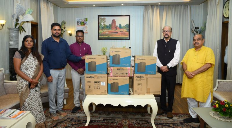 सुदूर वनांचल के विद्यार्थियों को डिजिटल शिक्षा की बड़ी सौगात! राज्यपाल रमेन डेका ने स्वामी आत्मानंद स्कूल मांझीगुडा को दिए 10 कंप्यूटर