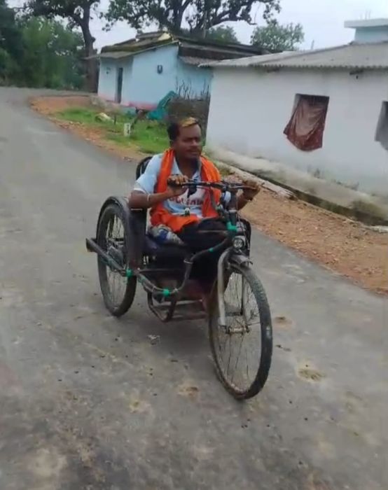 सीएम हेल्पलाइन बनी दिव्यांग का सहारा: शिकायत के कुछ ही दिनों में ठीक हुई मोटराइज्ड ट्राइसाइकिल, लौटी आत्मनिर्भरता