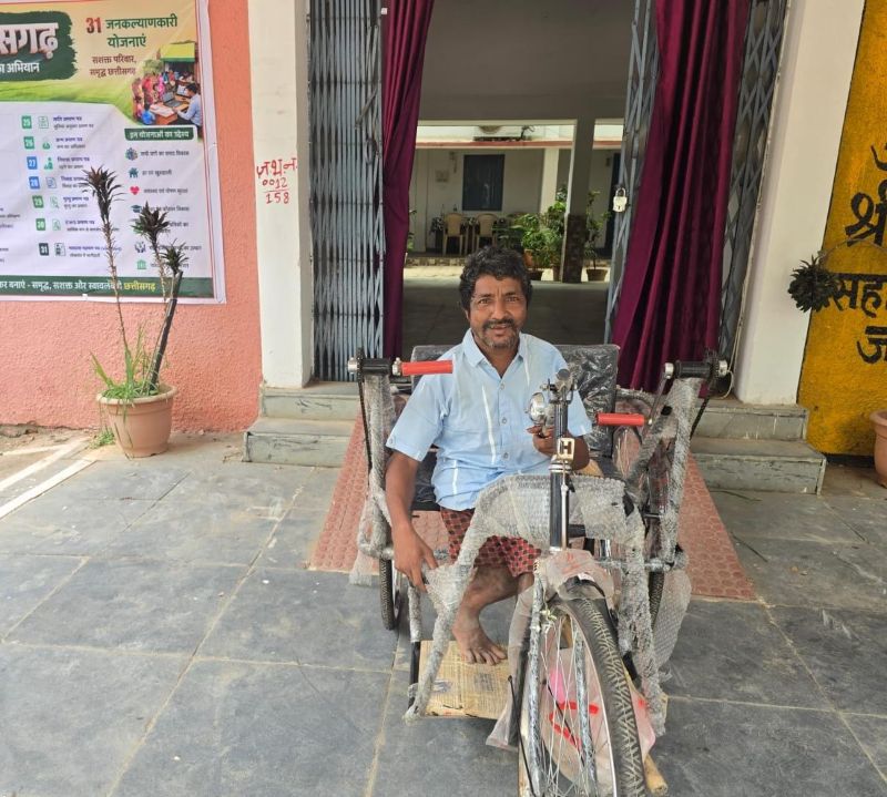 मुख्यमंत्री विष्णुदेव साय की संवेदनशील पहल से बदली गणेश राम यादव की जिंदगी, महज 24 घंटे में मिली ट्राइसाइकिल, दिव्यांग जीवन को मिली नई रफ्तार