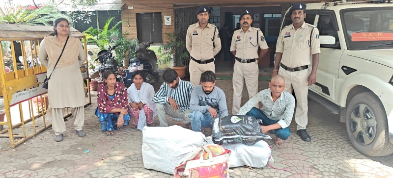 रायपुर पुलिस की बड़ी कामयाबी : ओडिशा से रायपुर तक फैले गांजा सप्लाई रैकेट पर पुलिस का बड़ा प्रहार, 46.100 किलो गांजा के साथ अंतर्राज्यीय तस्करी नेटवर्क का भंडाफोड़, दो महिलाओं सहित पांच आरोपी तस्कर गिरफ्तार,