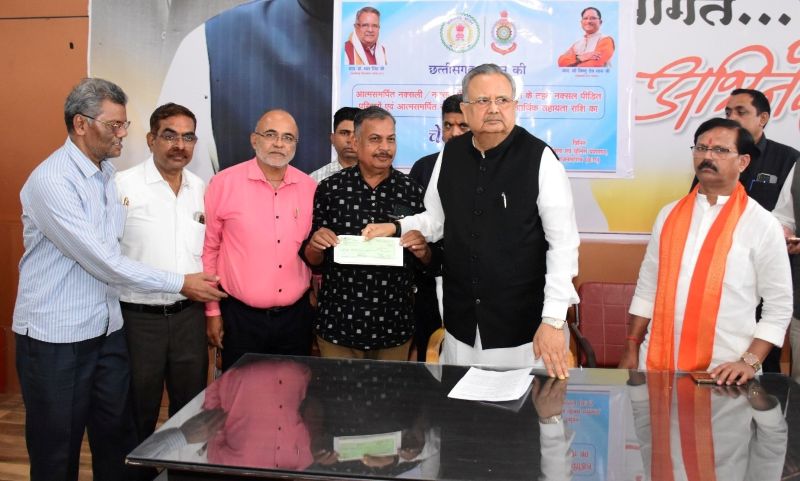 जरूरतमंदों के चेहरों पर लौटी मुस्कान: डॉ. रमन सिंह ने ₹13.05 लाख के सहायता चेक वितरित कर शिक्षा, गंभीर इलाज, दुर्घटना पीड़ितों और सामाजिक संस्थाओं को दी नई उम्मीद