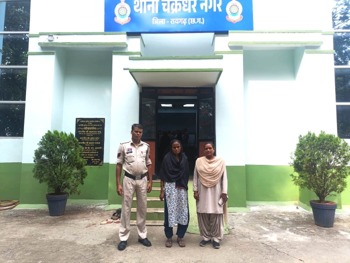 ‘ऑपरेशन अंकुश’ में रायगढ़ पुलिस की बड़ी कार्रवाई : साइबर और चक्रधरनगर पुलिस की संयुक्त दबिश, व्हाट्सएप पर मिला सट्टे का हिसाब, नगदी, मोबाइल और सट्टा पट्टी मौके से जब्त, महिला के खिलाफ कड़ी कार्रवाई, महिला सटोरिया गिरफ्तार,
