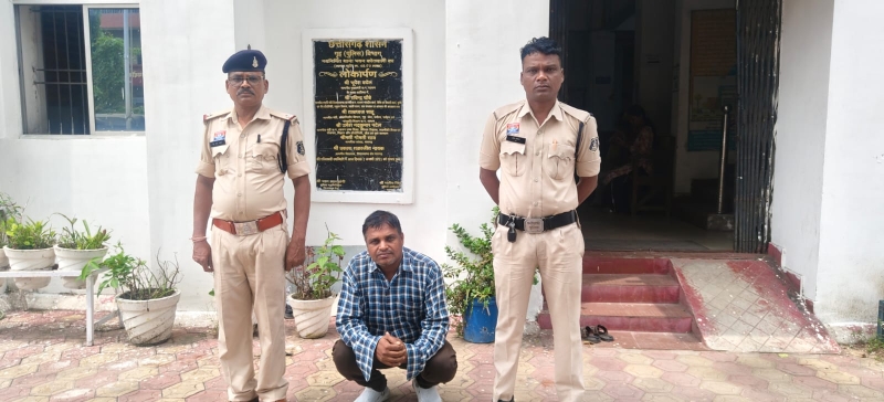ऑपरेशन क्लीन हंट : सरकारी नौकरी के नाम पर फर्जी अंकसूची बेचने वाला मास्टरमाइंड पुलिस के शिकंजे में, चौंकाने वाले खुलासे, 10वीं की फर्जी मार्कशीट से बन रहा था डाकपाल, रायगढ़ पुलिस ने मास्टरमाइंड को दबोचा, भर्ती घोटाले का बड़ा राज़ बेनकाब.