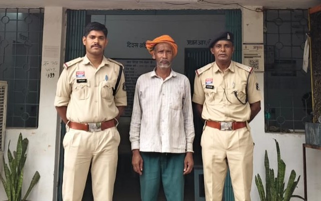दीवार से सटाकर मकान बनाने का विवाद बना खूनी संघर्ष! डंडों से जानलेवा हमला, हत्या के प्रयास में एक आरोपी गिरफ्तार; दो फरार आरोपियों की तलाश में जुटी पुलिस