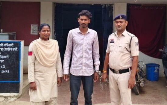 युवती से छेड़छाड़ और गाली-गलौज के बाद घर में मचाया बवाल! बचाने पहुंचे परिजनों पर डंडे से किया जानलेवा हमला, पुलिस ने आरोपी को दबोचकर भेजा जेल