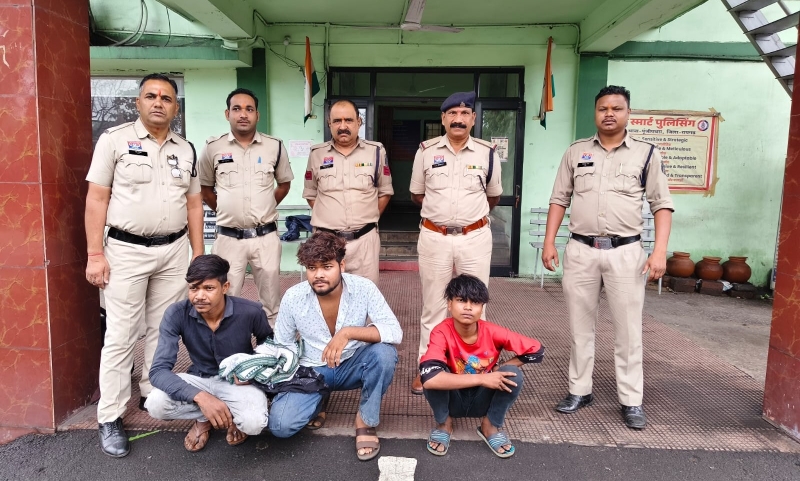 सरेराह चाकू मारकर लूट की वारदात : गार्ड पर चाकू से हमला, मोबाइल लूटा और फोन-पे से उड़ाए ₹30 हजार, तीनों लुटेरे चंद घंटों में पुलिस के शिकंजे में, भेजे गये न्यायिक रिमांड पर जेल.