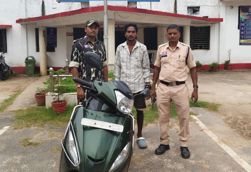 जिला अस्पताल से स्कूटी चोरी कर गांव ले गया आरोपी, पहचान छिपाने के लिए मिटा दिया नंबर, मुखबिर की सूचना पर जशपुर पुलिस ने किया बड़ा खुलासा