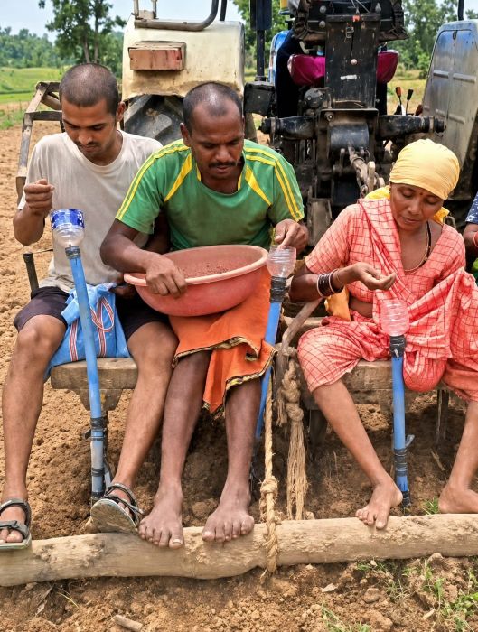 मुख्यमंत्री विष्णु देव साय के कृषि नवाचार को बढ़ावा देने के संकल्प को मिली नई उड़ान, प्रगतिशील किसान भानुप्रताप ने जुगाड़ तकनीक से तैयार की सीड ड्रिल