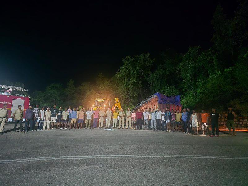 लोरो घाट में मौत बनकर दौड़ा ट्रक! केबिन में तीन घंटे तक जिंदगी और मौत के बीच फंसे रहे तीन लोग, जशपुर पुलिस ने कटर मशीन से चीरकर बचाईं तीनों की सांसें
