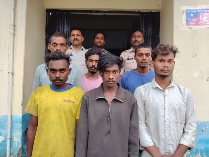 लखनपुर पुलिस की बड़ी कार्रवाई : चोरी के सामान पर पुलिस का शिकंजा, छह संदेहियों के कब्जे से तिरपाल, डीजल और बैटरी जब्त, की गई कार्रवाई तेज.