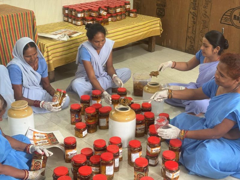 रायपुर सेंट्रल जेल की प्रेरणादायक पहल: 60 महिला बंदियों को मिला रोजगार का नया हुनर, ‘निश्चय’ कार्यक्रम से अचार बनाकर बन रहीं आर्थिक रूप से सशक्त