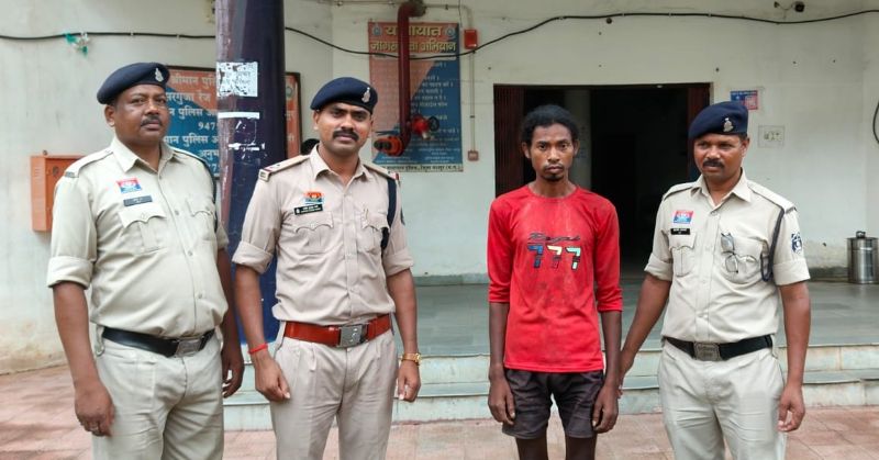 शराब के नशे में बेटे ने पार की हैवानियत की सारी हदें! पिता को लकड़ी की फाड़ी से उतारा मौत के घाट, जशपुर में रिश्तों का खौफनाक अंत