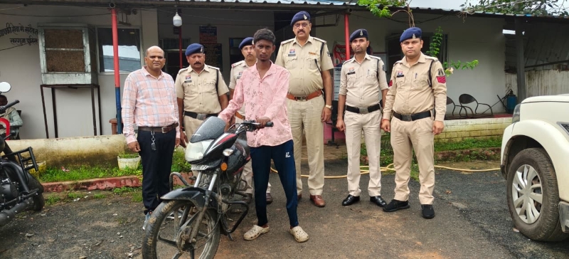 पुलिस की बड़ी कार्यवाही : अस्पताल से बाइक चुराकर ग्राहक तलाश रहे थे चोर ! झाड़ियों से बरामद हुई चोरी की मोटरसाइकिल, पुलिस ने दबिश देकर आरोपी को किया गिरफ्तार.