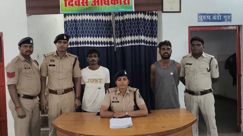 मामूली विवाद बना खूनी खेल! नशे में धुत युवकों ने घर की छत पर चढ़कर ईंट और चाकू से किया जानलेवा हमला, युवक की बेरहमी से हत्या; घंटों में दोनों आरोपी गिरफ्तार