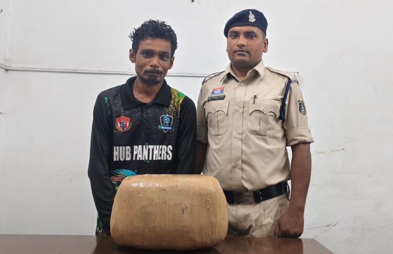काली मंदिर के पास चल रही थी गांजा बेचने की तैयारी ! पुलिस ने घेराबंदी कर हिस्ट्रीशीटर तस्कर को दबोचा, बैग से निकला 10 किलो से ज्यादा गांजा, आरोपी दौलत सहारे गिरफ्तार.
