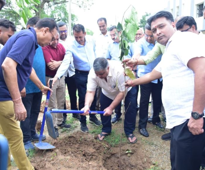 हरित भविष्य के लिए बड़ा संकल्प, मंत्री राजेश अग्रवाल ने जूनाडीह स्कूल में किया पौधारोपण, युवाओं से प्रकृति संरक्षण की जिम्मेदारी निभाने की अपील