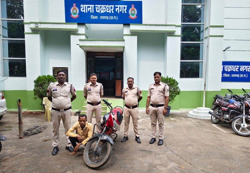 चोरी की बाइक लेकर घूम रहा था आरोपी, पुलिस ने दबोचा तो खुल गई पूरे गैंग की पोल ! रायगढ़ में चोरी की बाइक खरीदने वाले सहित सात आरोपी गिरफ्तार, तीन बाइक बरामद.