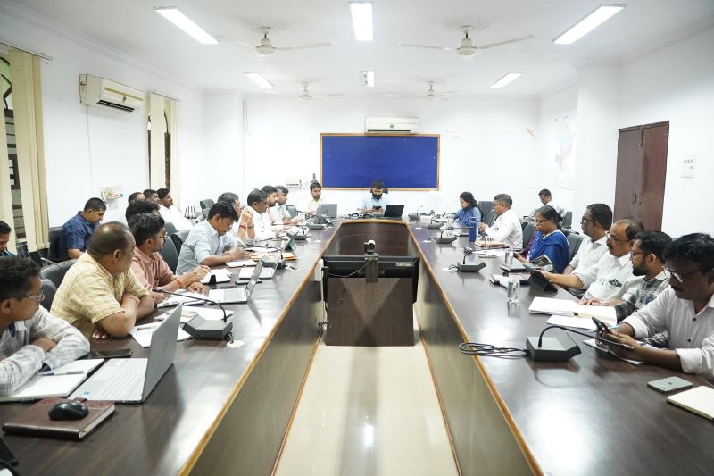 ग्राम पंचायतों की प्रगति पर कलेक्टर रोहित व्यास की सख्त समीक्षा, आवास, पेंशन, लखपति दीदी, स्वच्छता और सेवा सेतु योजनाओं के प्रभावी क्रियान्वयन के दिए कड़े निर्देश