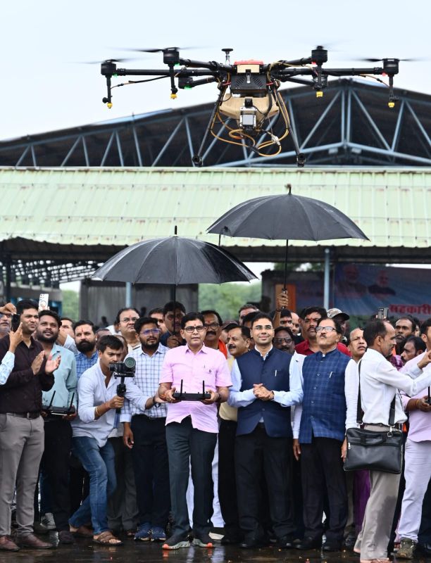 खेती में तकनीकी क्रांति की शुरुआत! अब सहकारी समितियों से किसानों को मिलेगी ड्रोन स्प्रेयर सेवा, 50 हजार एकड़ में होगा हाईटेक छिड़काव
