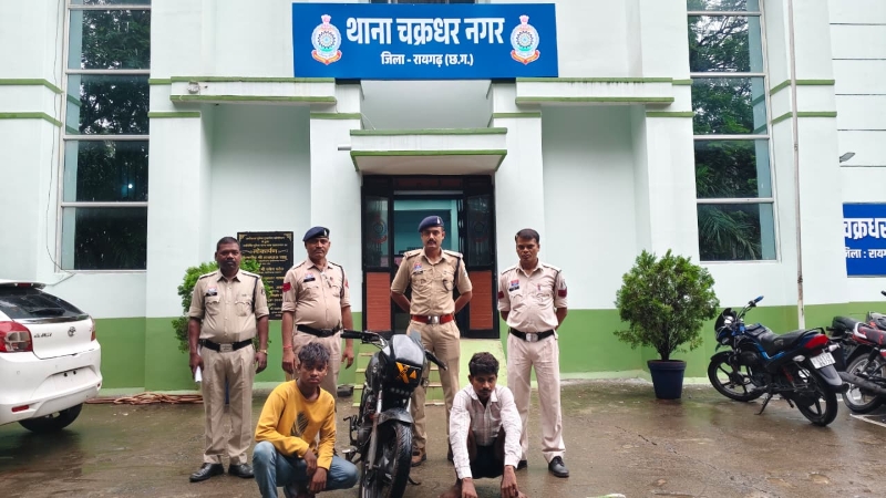 दिनदहाड़े मोबाइल लूटने वाले चाचा-भतीजा चढ़े पुलिस के हत्थे, तकनीकी जांच ने खोल दी पूरी साजिश, साइबर सुराग से पुलिस पहुंची सीधे चाचा-भतीजा तक, मोबाइल और बाइक बरामद, भेजे गए न्यायिक रिमांड पर.