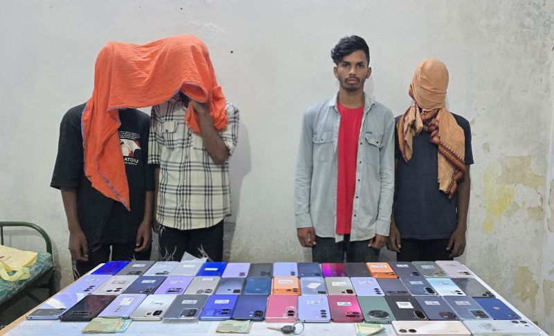जशपुर : मोबाइल शॉप में 18.75 लाख की बड़ी चोरी का पर्दाफाश, सीसीटीवी फुटेज बना सबसे बड़ा सबूत, 4 आरोपी गिरफ्तार, लाखों के मोबाइल बरामद