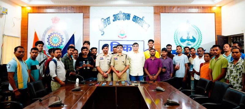 गुम हुए 59 मोबाइल लौटाकर नारायणपुर पुलिस ने जीता लोगों का भरोसा, 11 लाख से ज्यादा कीमत के फोन साइबर सेल ने खोज निकाले