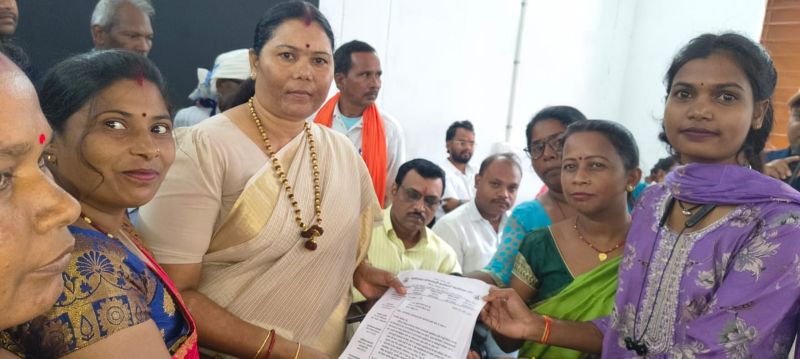 पदोन्नति सहित लंबित मांगों को लेकर आंगनबाड़ी सहायिकाओं का प्रदर्शन, विधायक गोमती साय को सौंपा ज्ञापन, शीघ्र समाधान का मिला आश्वासन