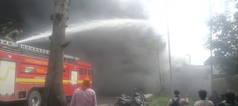 कोल पिच में भड़की भीषण आग, प्रशासन और अग्निशमन की त्वरित कार्रवाई से टला बड़ा हादसा; कलेक्टर ने दिए सुरक्षा के सख्त निर्देश